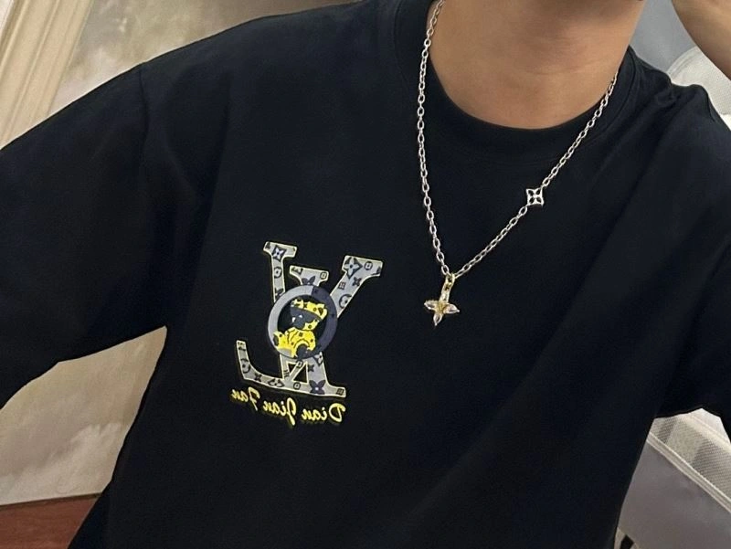 WeatherProof Louis Vuitton Necklaces 251039
