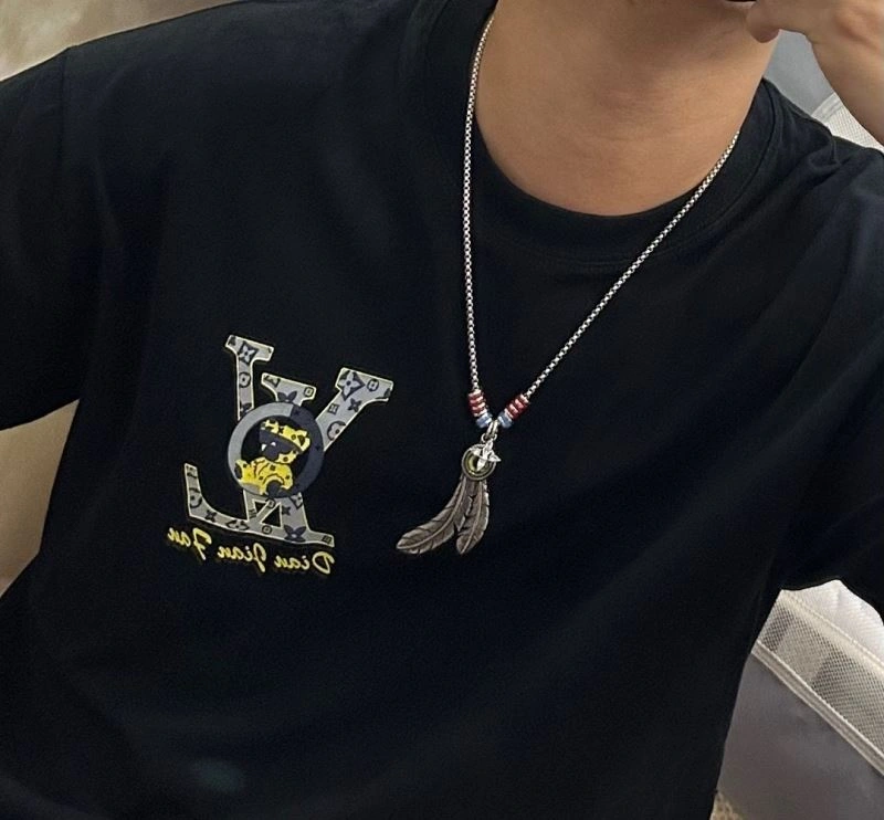 Compact Louis Vuitton Necklaces 251049