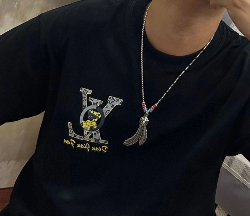 Compact Louis Vuitton Necklaces 251049