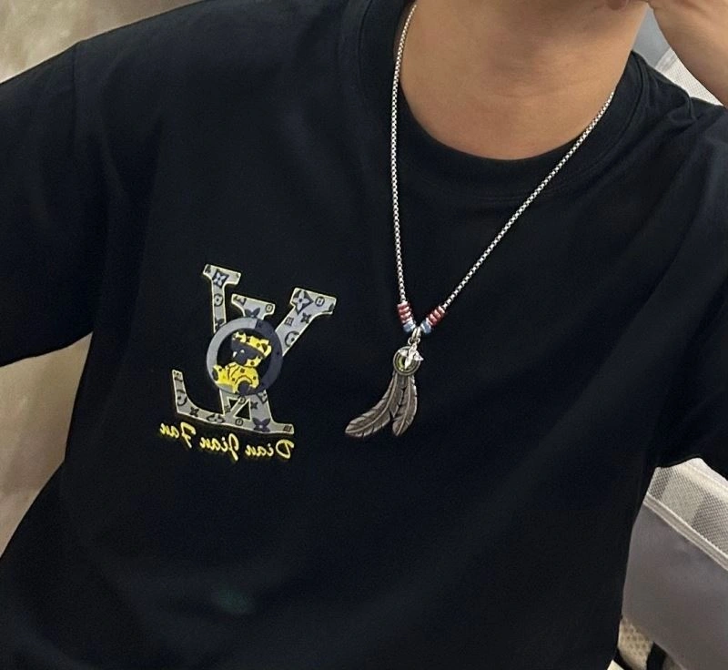 Compact Louis Vuitton Necklaces 251049