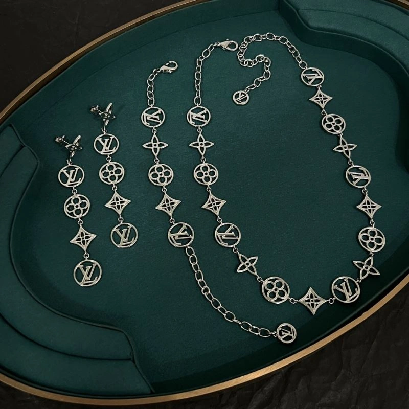 Louis Vuitton Necklaces WellDesigned 251037