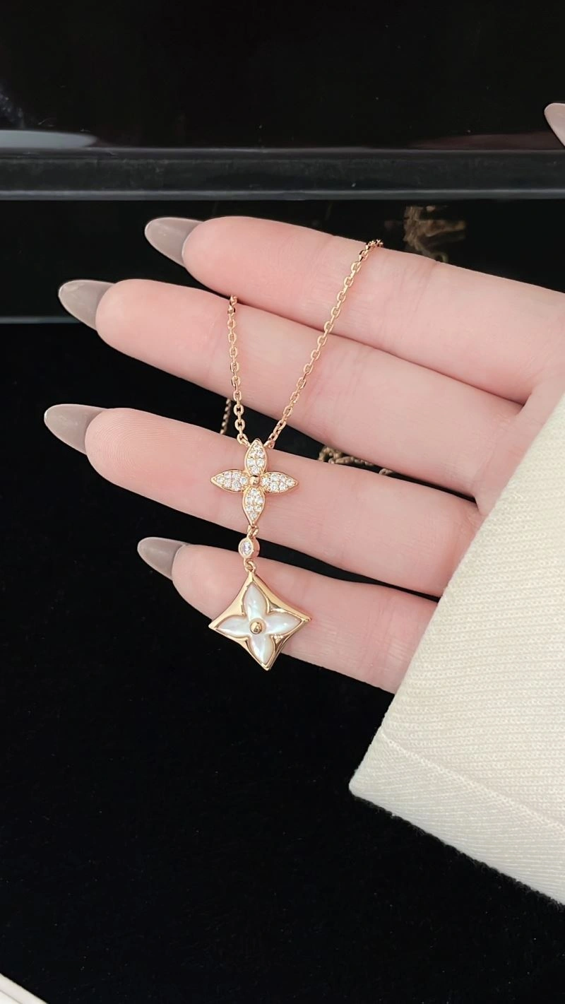 Flexible Louis Vuitton Necklaces 251026