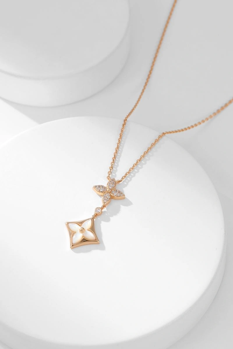 Flexible Louis Vuitton Necklaces 251026
