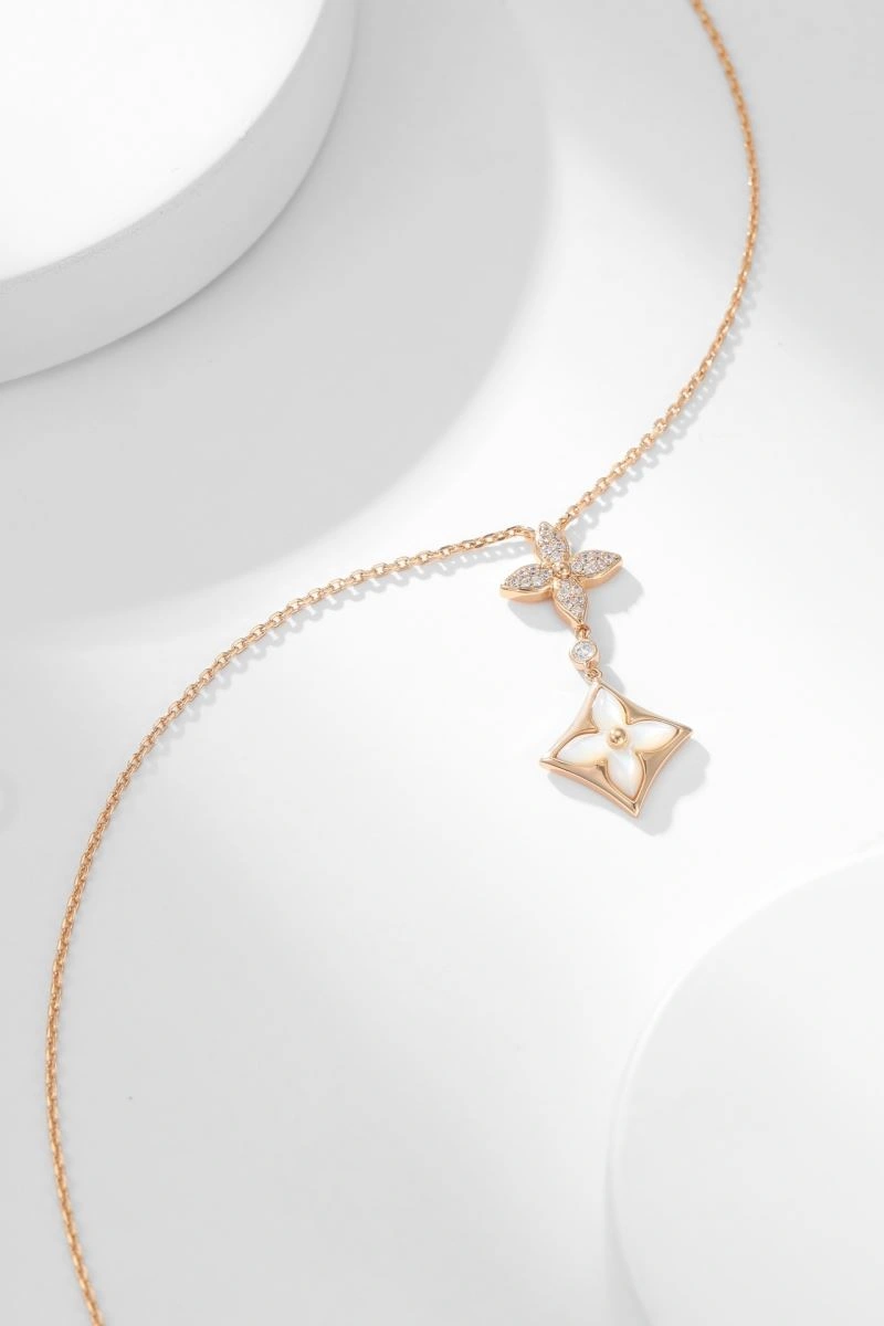 Flexible Louis Vuitton Necklaces 251026
