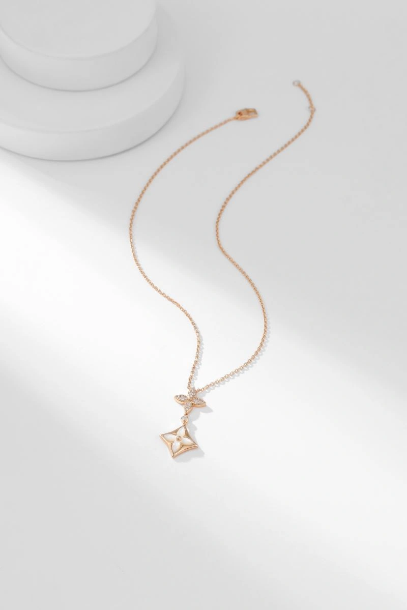Flexible Louis Vuitton Necklaces 251026