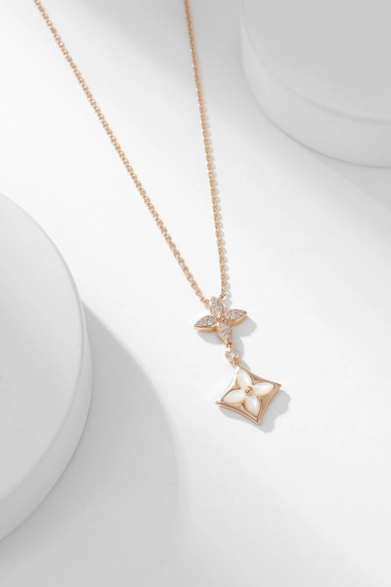Flexible Louis Vuitton Necklaces 251026