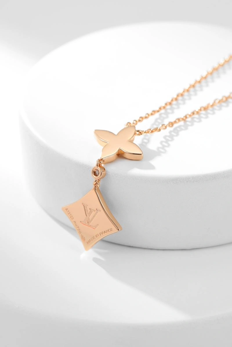 Flexible Louis Vuitton Necklaces 251026