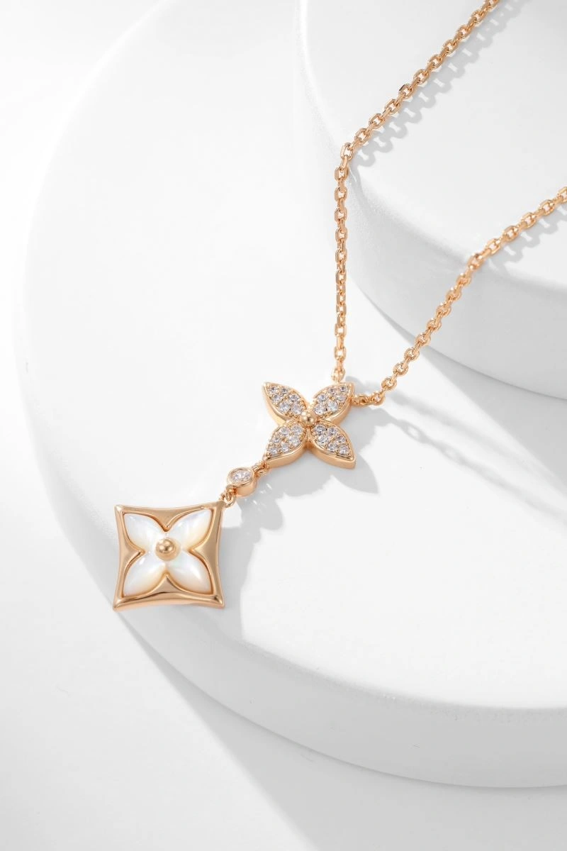 Flexible Louis Vuitton Necklaces 251026