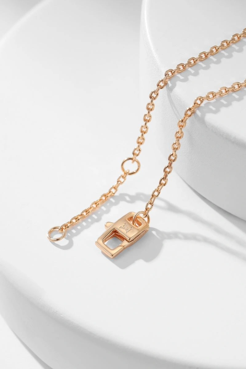 Flexible Louis Vuitton Necklaces 251026