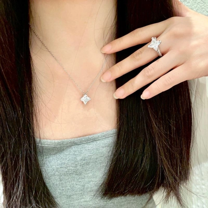 ComfortFit Louis Vuitton Necklaces 251025