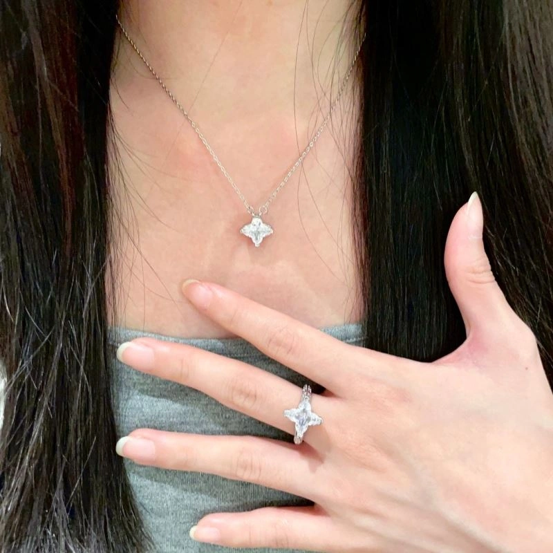 ComfortFit Louis Vuitton Necklaces 251025