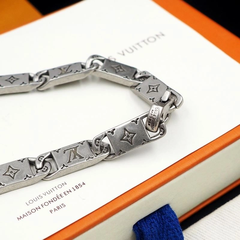 Seasonal Louis Vuitton Necklaces 251002