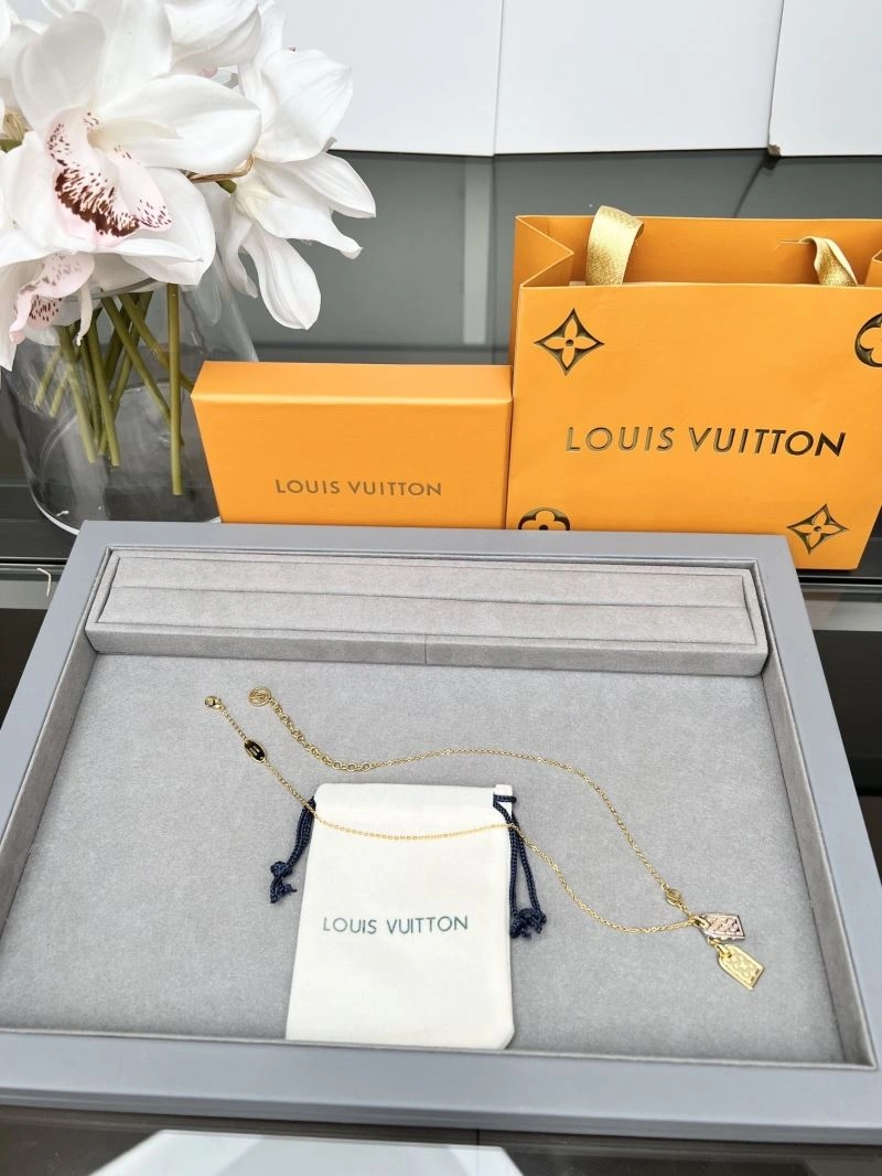 Versatile Louis Vuitton Necklaces 250933