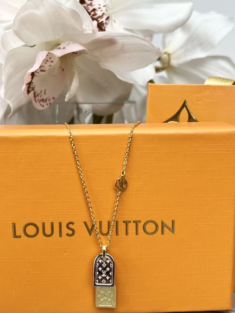Versatile Louis Vuitton Necklaces 250933