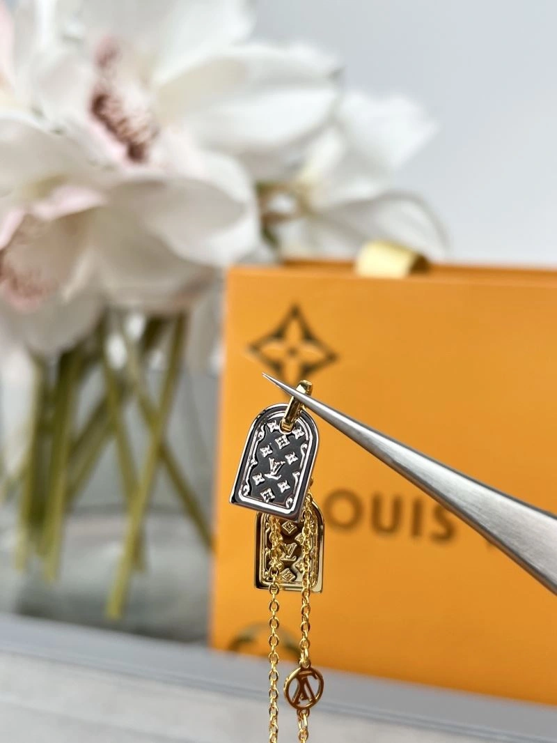 Versatile Louis Vuitton Necklaces 250933