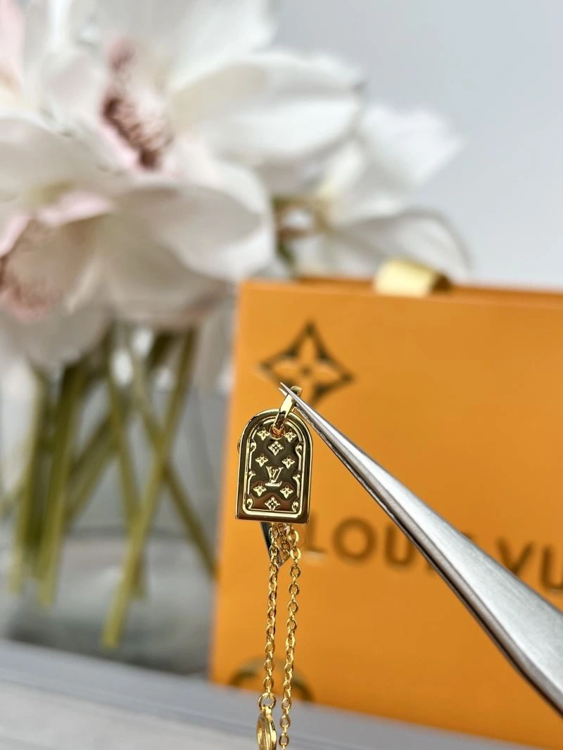 Versatile Louis Vuitton Necklaces 250933