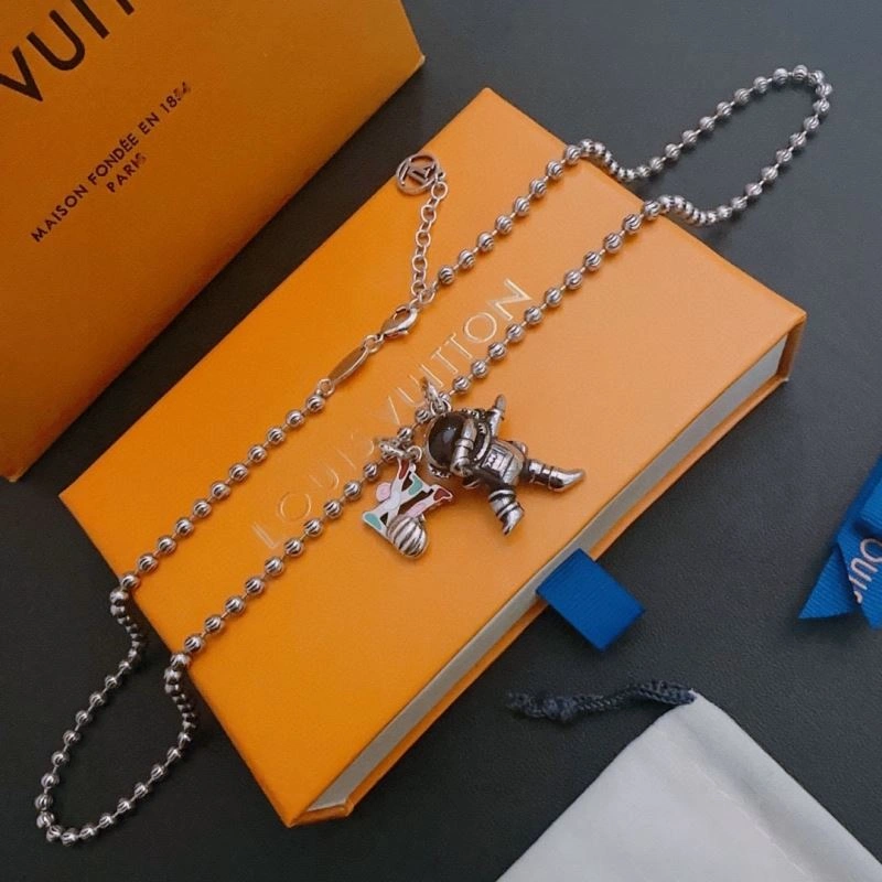 Snug Louis Vuitton Necklaces 250913