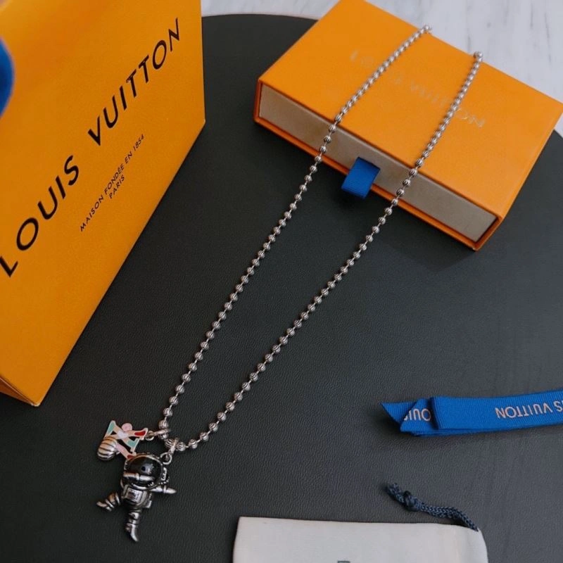 Snug Louis Vuitton Necklaces 250913