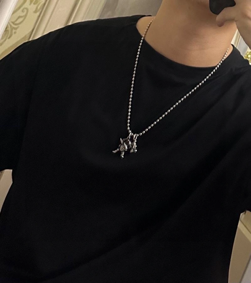Snug Louis Vuitton Necklaces 250913