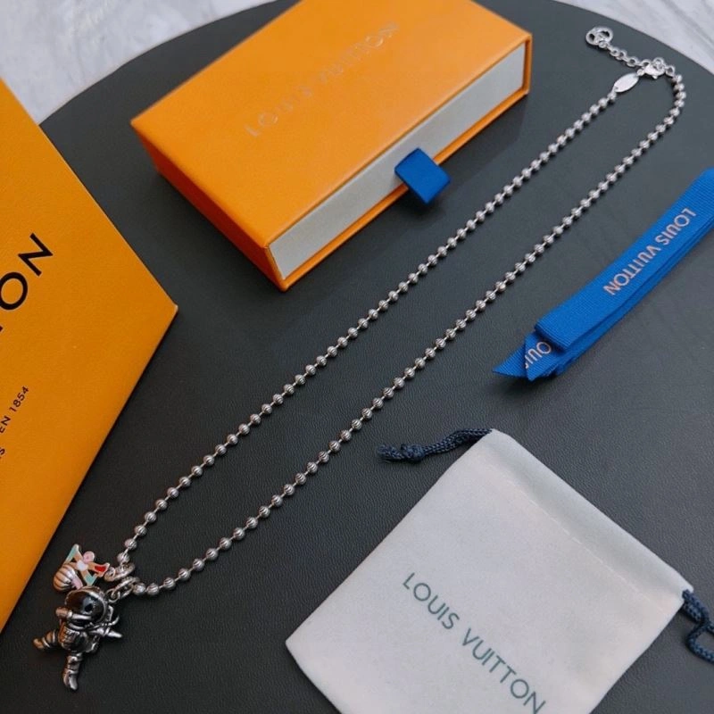 Snug Louis Vuitton Necklaces 250913