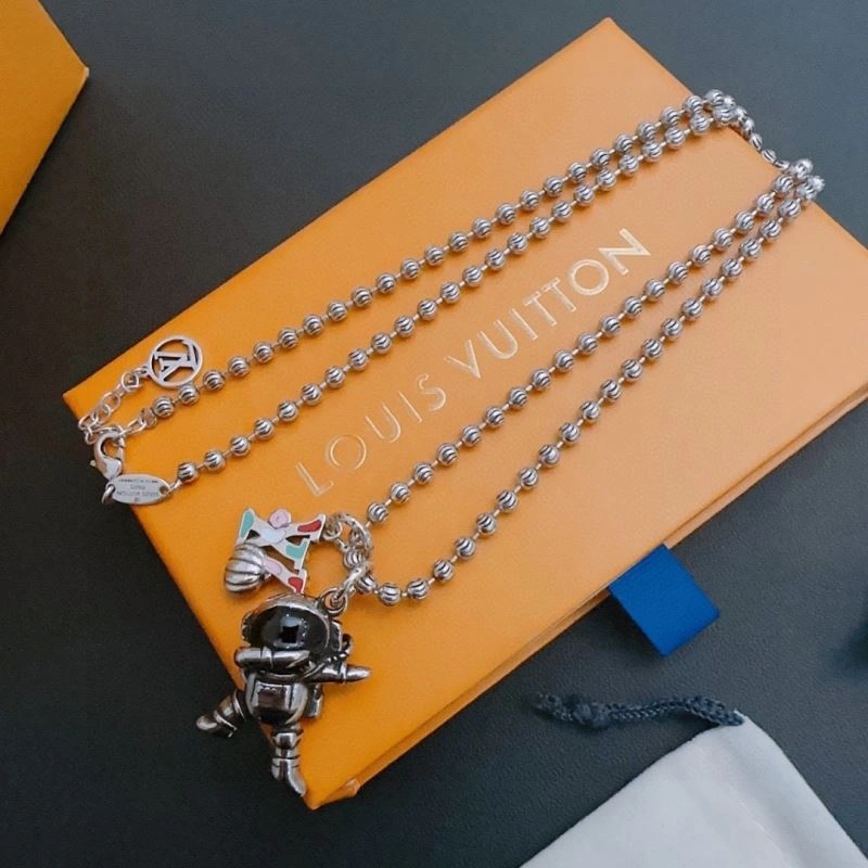 Snug Louis Vuitton Necklaces 250913