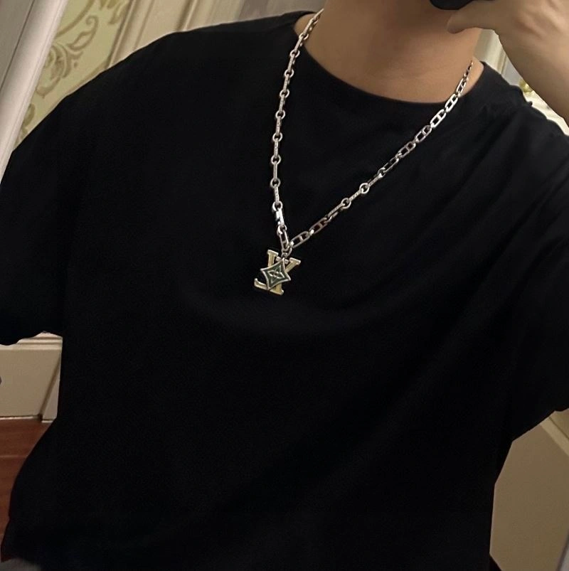 Lightweight Louis Vuitton Necklaces 250923