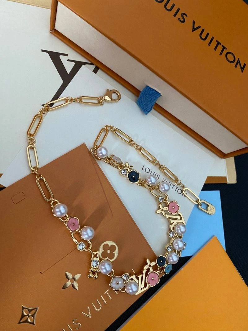 WeatherProof Louis Vuitton Necklaces 250902