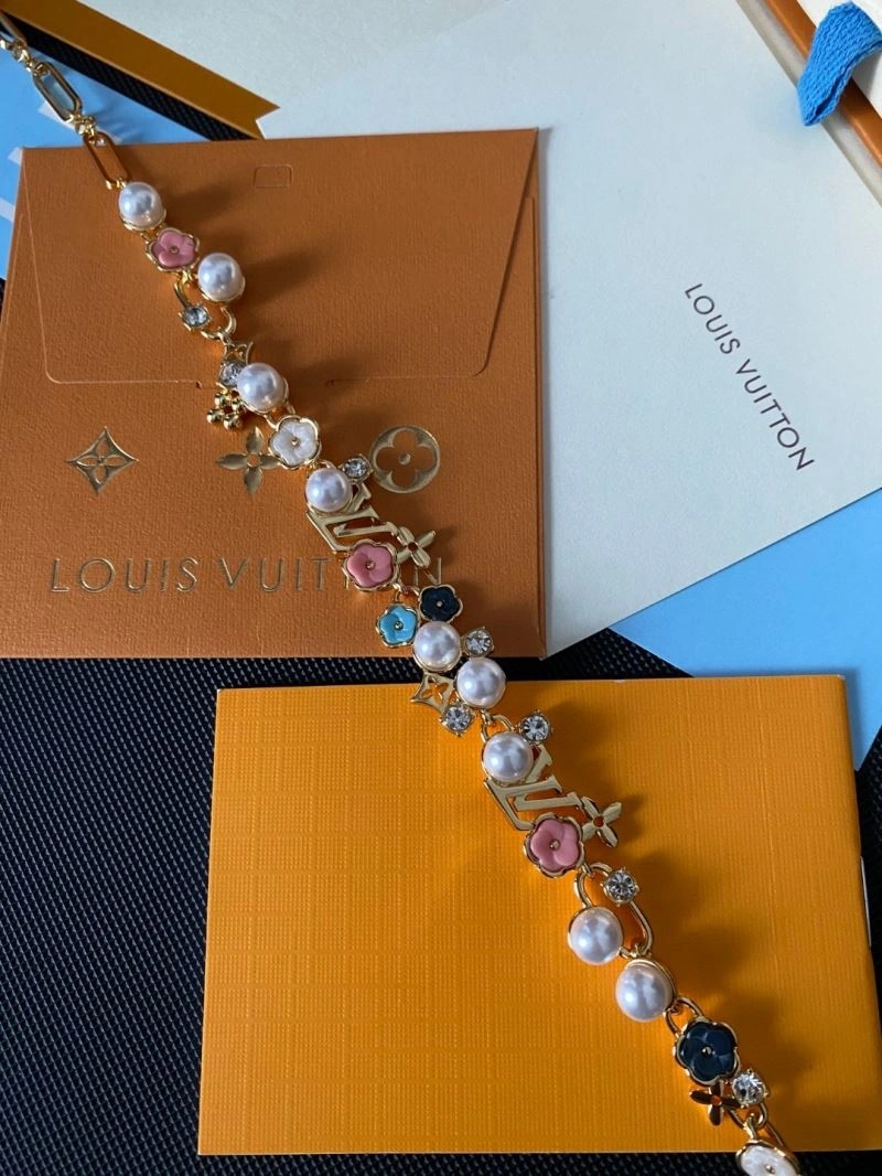 WeatherProof Louis Vuitton Necklaces 250902