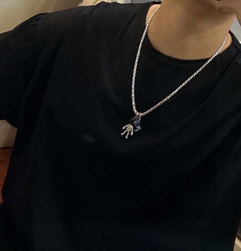 SoftTouch Louis Vuitton Necklaces 250549