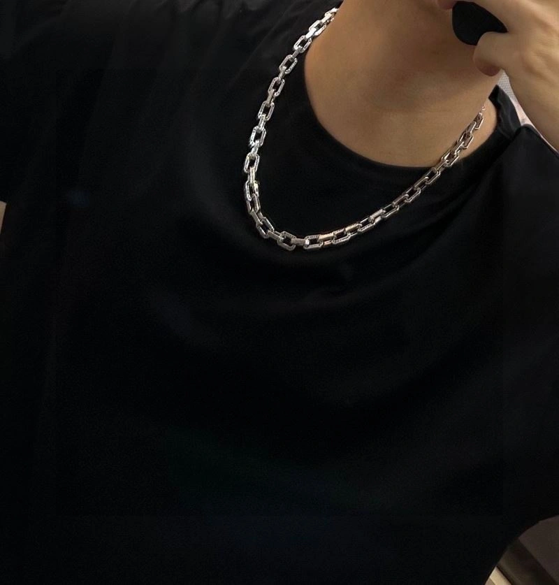 Louis Vuitton Necklaces WellDesigned 250535