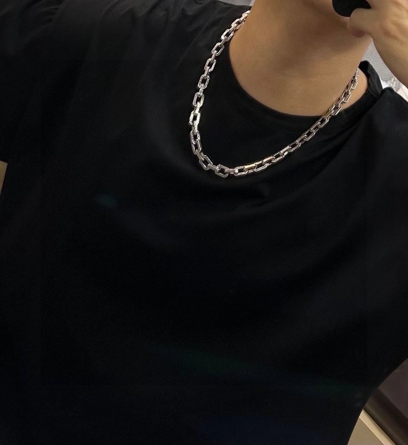 Louis Vuitton Necklaces WellDesigned 250535