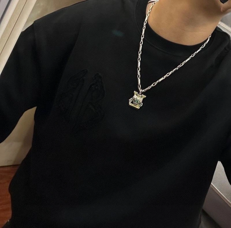 Lightweight Louis Vuitton Necklaces 250559