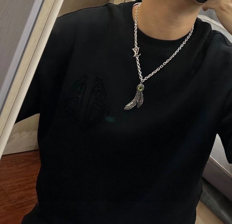 Louis Vuitton Necklaces WrinkleFree 250557