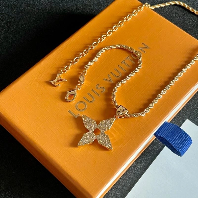 Functional Louis Vuitton Necklaces 250547