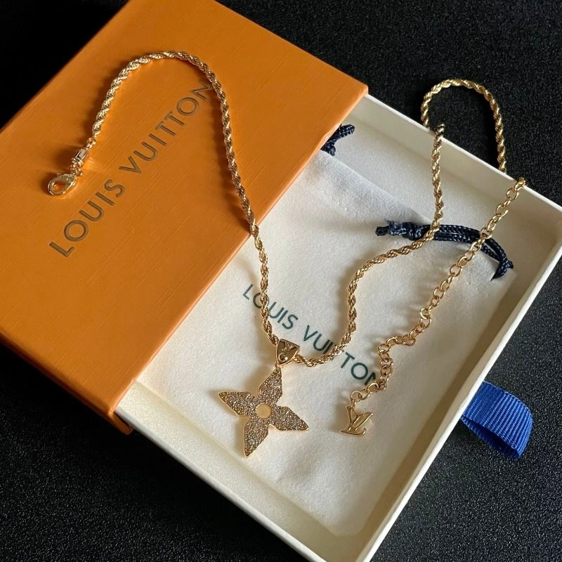 Functional Louis Vuitton Necklaces 250547