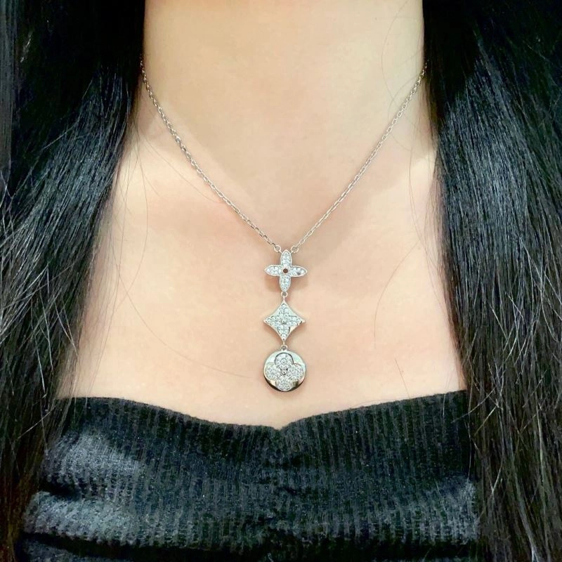 Sleek Louis Vuitton Necklaces 250553