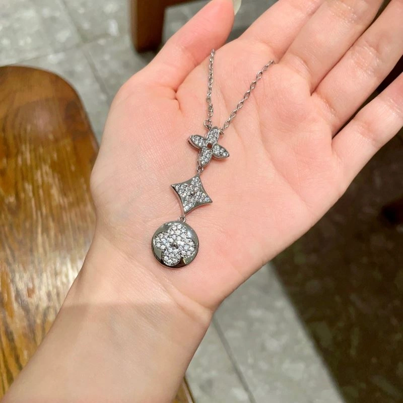 Sleek Louis Vuitton Necklaces 250553
