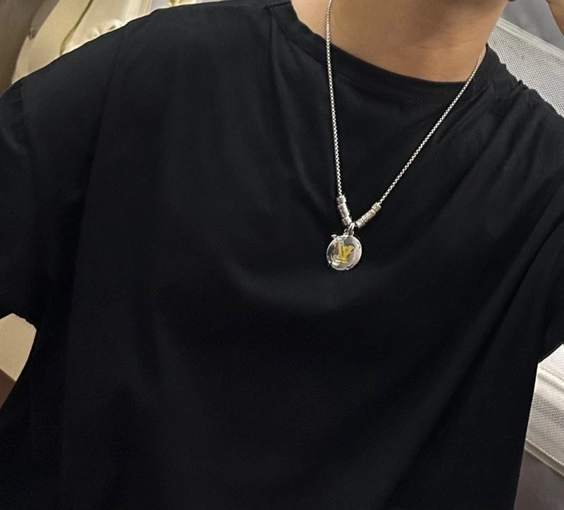 Resilient Louis Vuitton Necklaces 250530