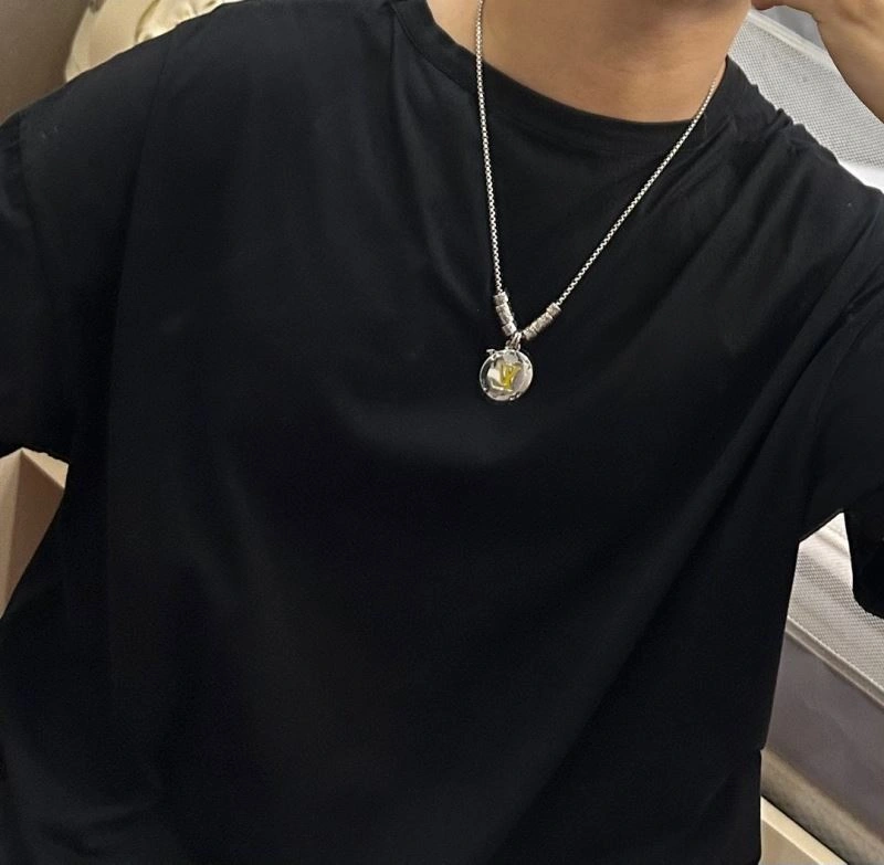 Resilient Louis Vuitton Necklaces 250530