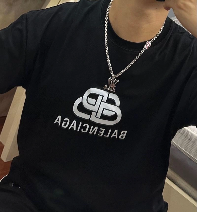 Lightweight Louis Vuitton Necklaces 250524