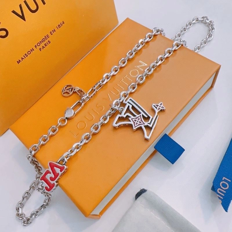 Lightweight Louis Vuitton Necklaces 250524