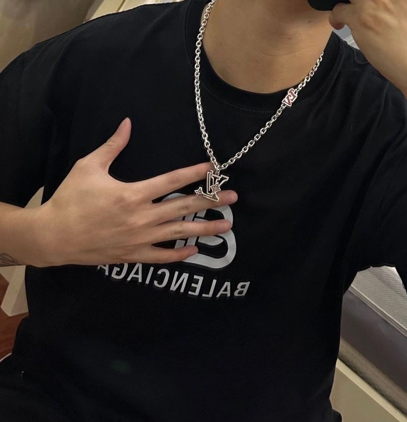 Lightweight Louis Vuitton Necklaces 250524