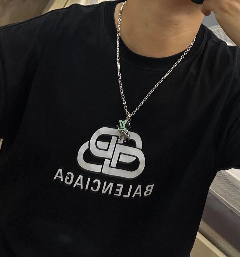 WellDesigned Louis Vuitton Necklaces 250523