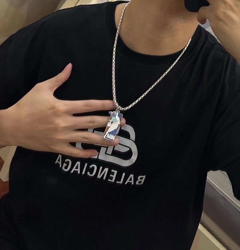 SmoothTexture Louis Vuitton Necklaces 250522