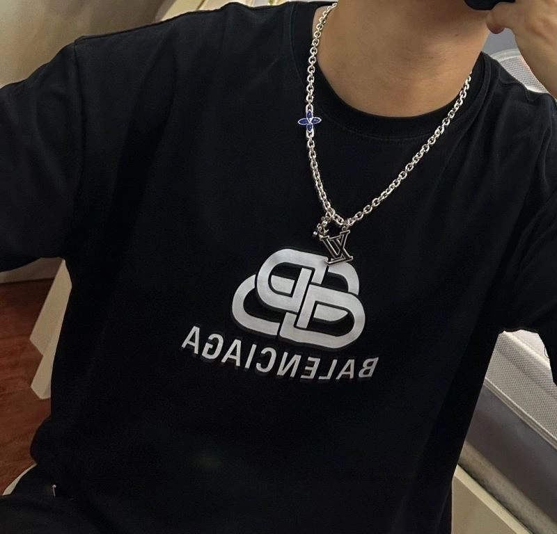 Contemporary Louis Vuitton Necklaces 250521