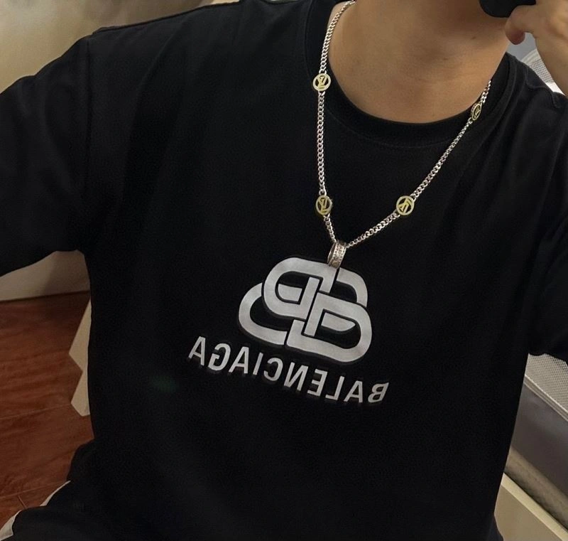 Louis Vuitton Necklaces SunProtective 250520
