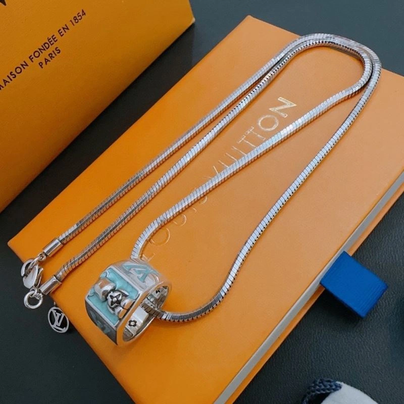 Louis Vuitton Necklaces UrbanChic 250502