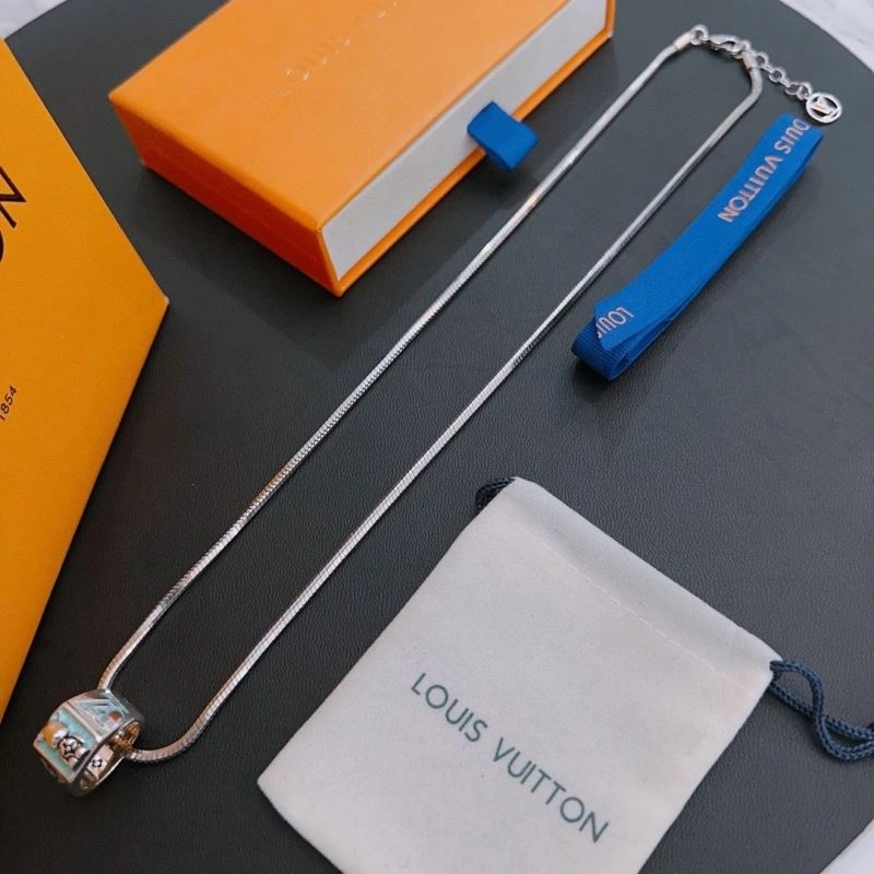 Louis Vuitton Necklaces UrbanChic 250502