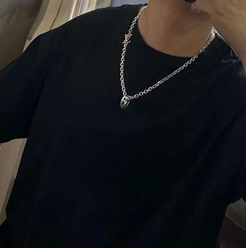 OdorResistant Louis Vuitton Necklaces 250512