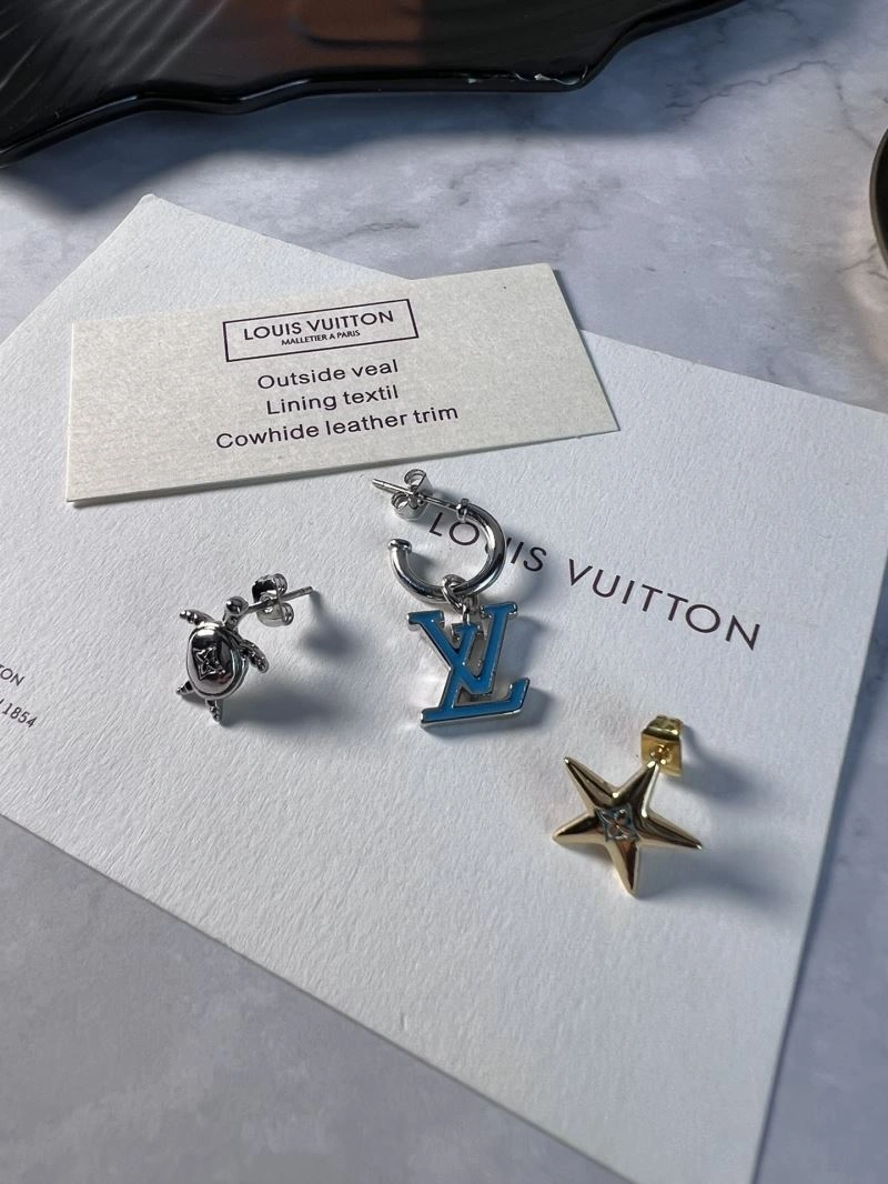Compact Louis Vuitton Necklaces 250509